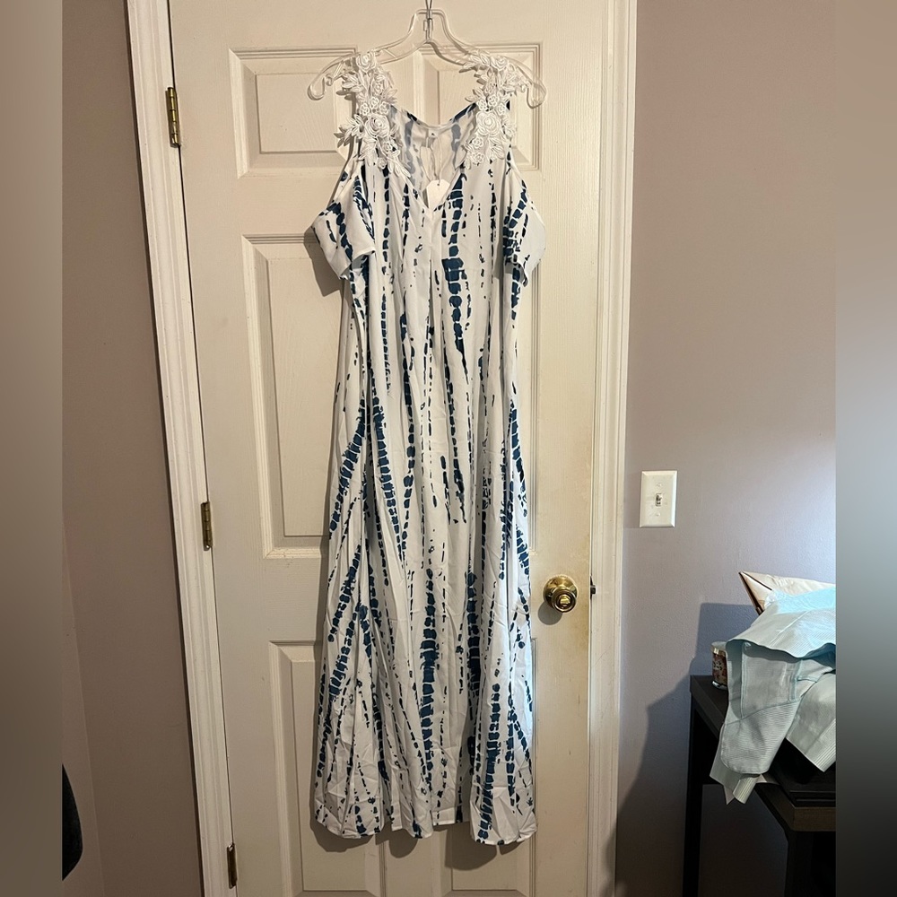 Peak a boo shoulders. NWT Beautiful dress. Size XL